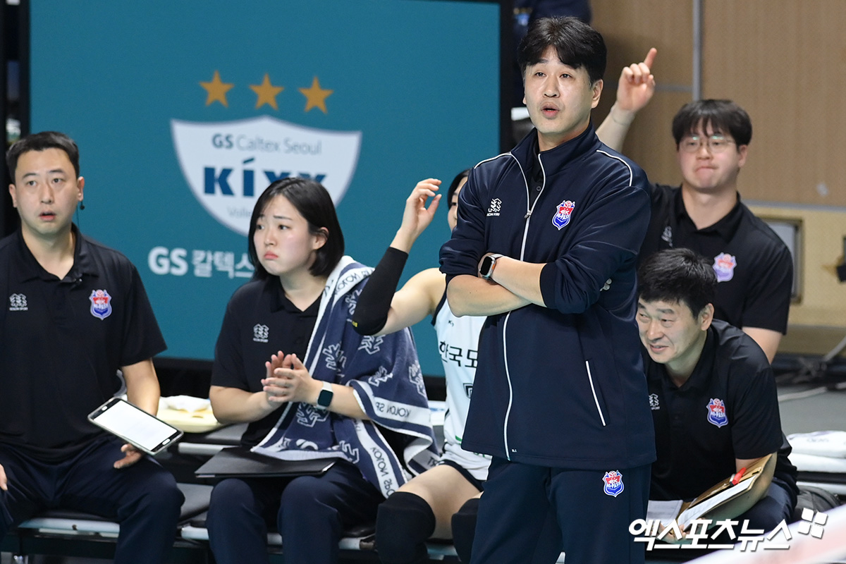 한국배구연맹(KOVO)이 폭행 혐의를 받는 김종민 한국도로공사 감독에 관한 징계 여부를 보류했다. 김종민 감독은 지난 2월 직장 내 괴롭힘을 당했다고 주장하는 같은 팀 코치로부터 고소당해 경찰 조사를 받았다. 엑스포츠뉴스DB