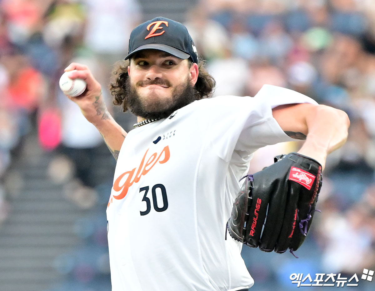 한화 이글스에 희소식이 날아왔다. 외인 에이스 코디 폰세가 돌아온다. 폰세는 20일 경기 전 훈련에서 정상 불펜 투구를 소화했다. 한화 관계자에 따르면 폰세는 불펜 투구에서 총 15구를 던졌다. 김 감독은 20일 '폰세가 오늘 불펜 투구를 정상적으로 소화해 다행이다. 계속 아팠으면 골치가 아팠을 뻔했는데 목요일에 류현진 선수가 나가고 금요일에 폰세 선수가 등판할 수 있을 것'이라고 밝혔다. 폰세는 오는 22일 대전 SSG전 마운드에 올라 개막 16연승 신기록 경신을 노릴 전망이다. 엑스포츠뉴스DB