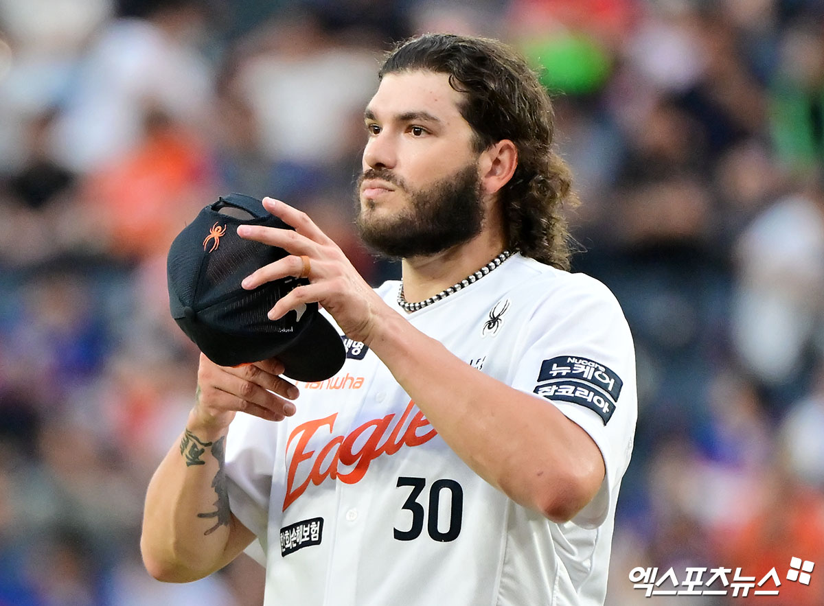 한화 이글스에 희소식이 날아왔다. 외인 에이스 코디 폰세가 돌아온다. 폰세는 20일 경기 전 훈련에서 정상 불펜 투구를 소화했다. 한화 관계자에 따르면 폰세는 불펜 투구에서 총 15구를 던졌다. 김 감독은 20일 '폰세가 오늘 불펜 투구를 정상적으로 소화해 다행이다. 계속 아팠으면 골치가 아팠을 뻔했는데 목요일에 류현진 선수가 나가고 금요일에 폰세 선수가 등판할 수 있을 것'이라고 밝혔다. 폰세는 오는 22일 대전 SSG전 마운드에 올라 개막 16연승 신기록 경신을 노릴 전망이다. 엑스포츠뉴스DB