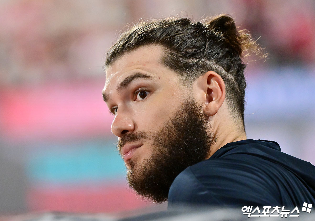 한화 이글스에 희소식이 날아왔다. 외인 에이스 코디 폰세가 돌아온다. 폰세는 20일 경기 전 훈련에서 정상 불펜 투구를 소화했다. 한화 관계자에 따르면 폰세는 불펜 투구에서 총 15구를 던졌다. 김 감독은 20일 '폰세가 오늘 불펜 투구를 정상적으로 소화해 다행이다. 계속 아팠으면 골치가 아팠을 뻔했는데 목요일에 류현진 선수가 나가고 금요일에 폰세 선수가 등판할 수 있을 것'이라고 밝혔다. 폰세는 오는 22일 대전 SSG전 마운드에 올라 개막 16연승 신기록 경신을 노릴 전망이다. 엑스포츠뉴스DB