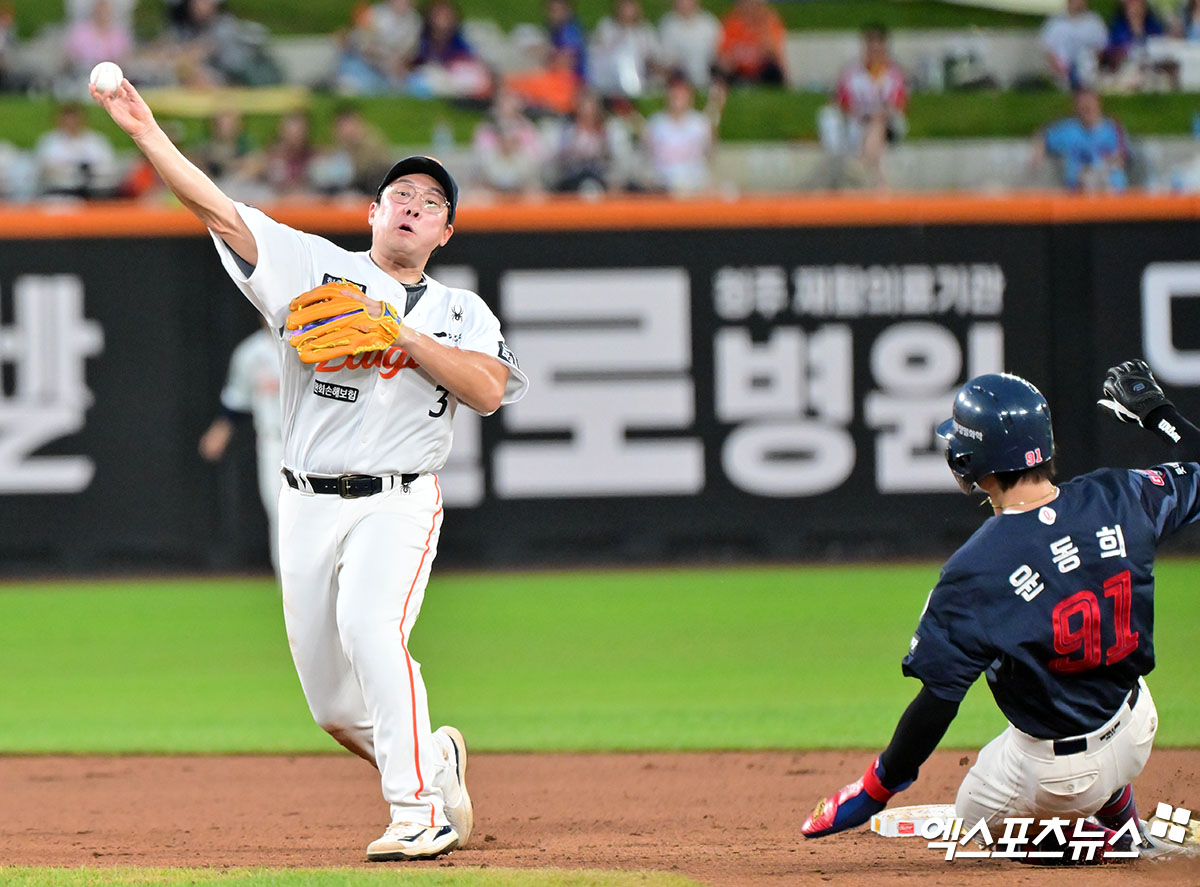 한화 이글스에 희소식이 날아왔다. 외인 에이스 코디 폰세가 돌아온다. 폰세는 20일 경기 전 훈련에서 정상 불펜 투구를 소화했다. 한화 관계자에 따르면 폰세는 불펜 투구에서 총 15구를 던졌다. 김 감독은 20일 '폰세가 오늘 불펜 투구를 정상적으로 소화해 다행이다. 계속 아팠으면 골치가 아팠을 뻔했는데 목요일에 류현진 선수가 나가고 금요일에 폰세 선수가 등판할 수 있을 것'이라고 밝혔다. 폰세는 오는 22일 대전 SSG전 마운드에 올라 개막 16연승 신기록 경신을 노릴 전망이다. 엑스포츠뉴스DB