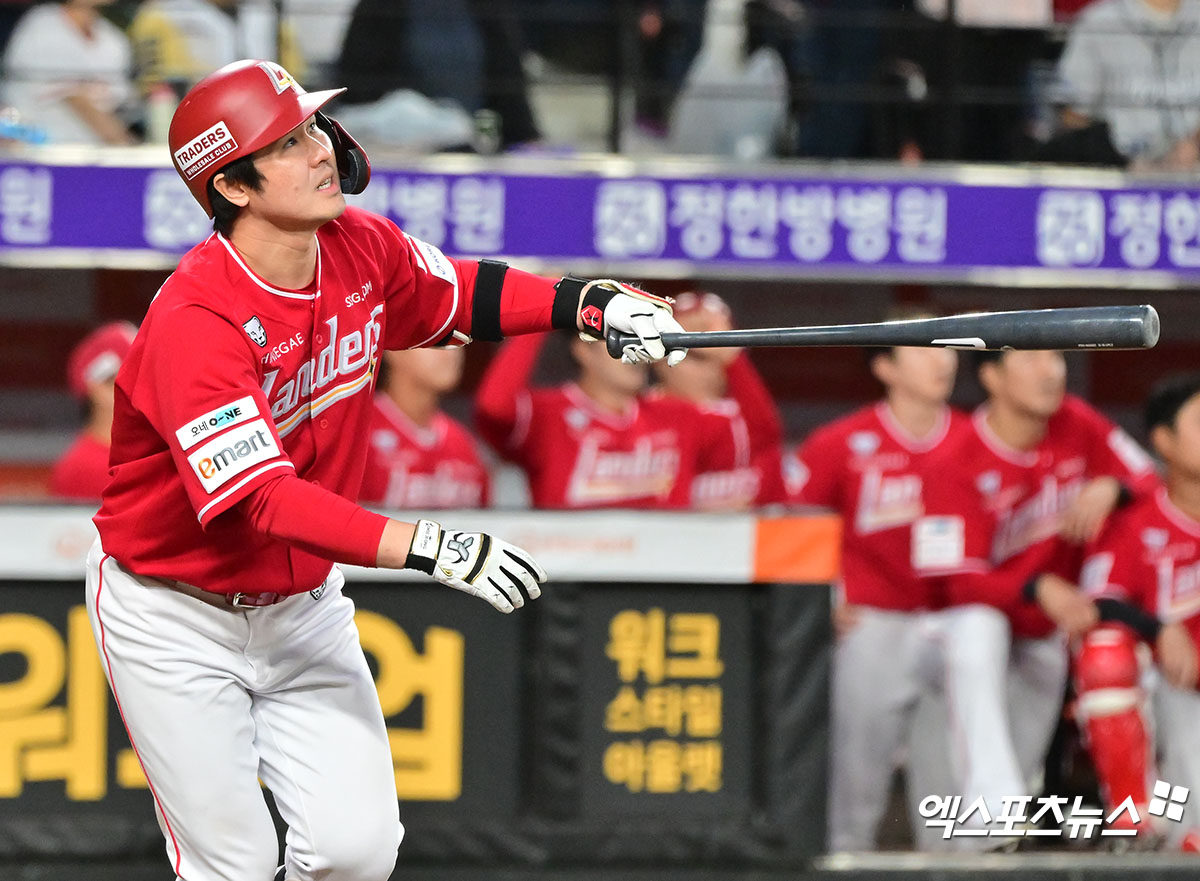 SSG 랜더스 최정이 올해 정규시즌 경기에서 타격 후 타구를 바라보고 있다. 엑스포츠뉴스 DB