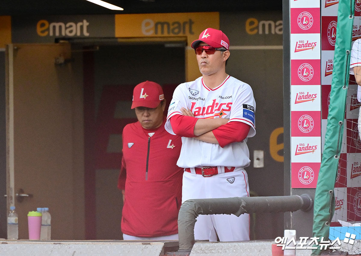 SSG 랜더스 이숭용 감독이 올해 정규시즌 경기에서 선수들의 플레이를 지켜보고 있다. 엑스포츠뉴스 DB