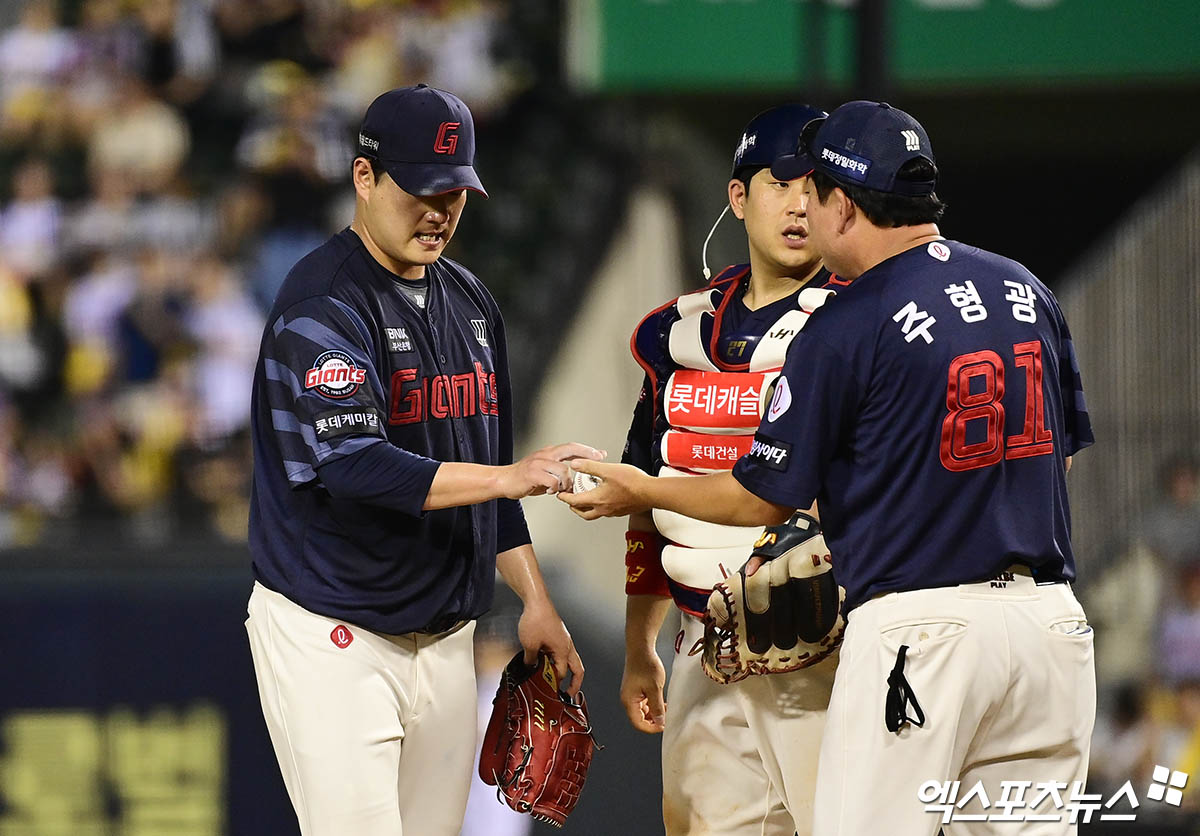 롯데 자이언츠 투수 나균안(왼쪽)이 20일 서울 잠실야구장에서 열린 2025 신한 SOL Bank KBO리그 LG 트윈스와의 팀 간 13차전에서 6회말 1사 1루에서 교체되는 모습. 사진 박지영 기자