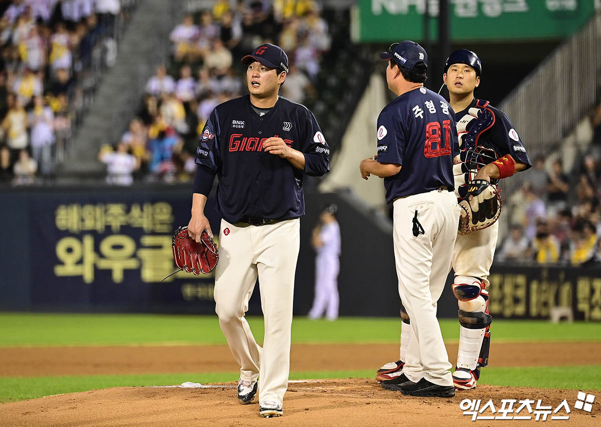 롯데 자이언츠 투수 나균안(왼쪽)이 20일 서울 잠실야구장에서 열린 2025 신한 SOL Bank KBO리그 LG 트윈스와의 팀 간 13차전에서 6회말 1사 1루에서 교체되는 모습. 사진 박지영 기자