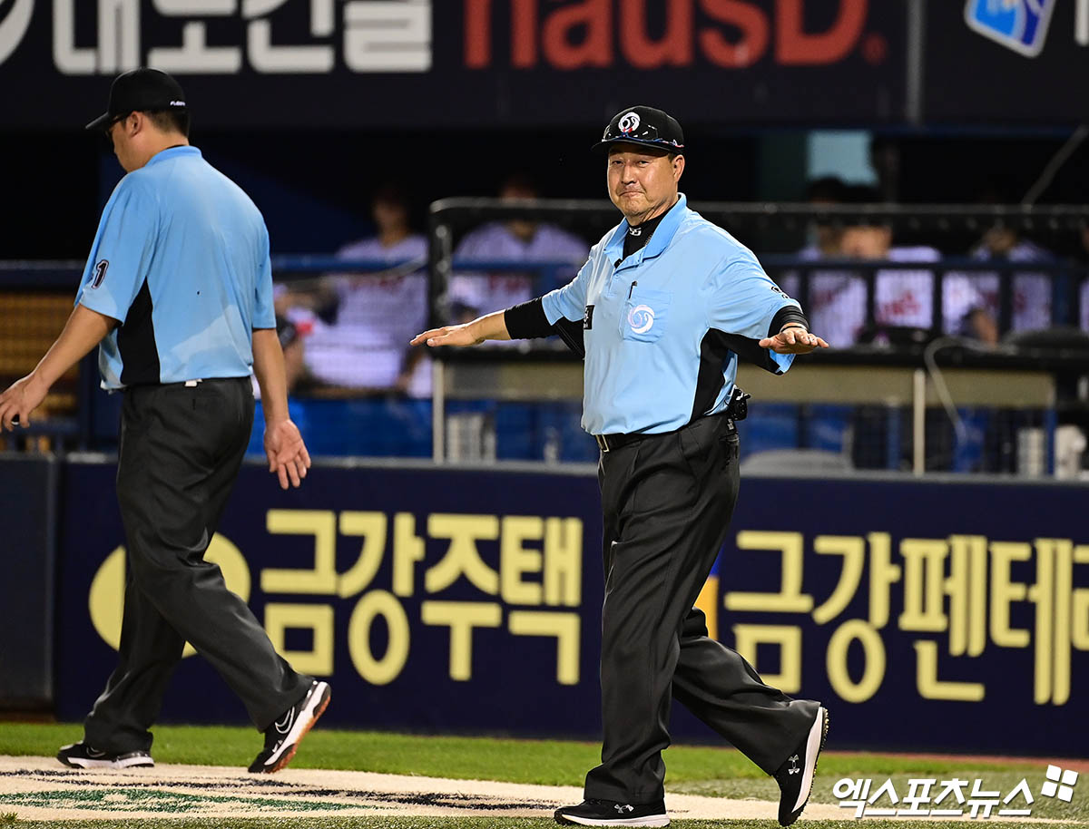 최수원 KBO 심판위원이 20일 서울 잠실야구장에서 열린 LG 트윈스와 롯데 자이언츠의 경기에서 9회초 2사 2루에서 손호영의 체크 스윙 여부 비디오 판독을 확인한 뒤 노스윙이라는 제스처를 취하고 있다. 사진 박지영 기자