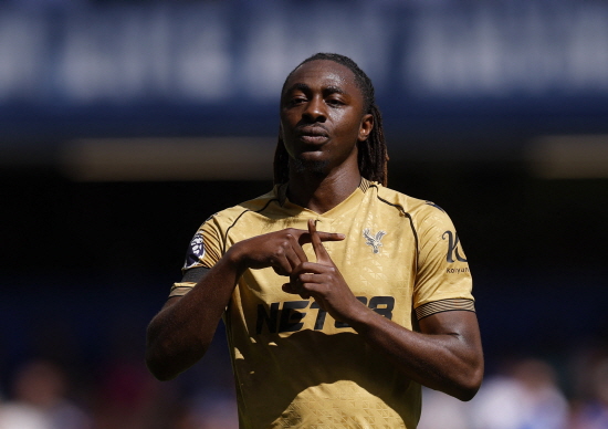 토트넘이 결국 패했다. '이적시장 북런던 더비'에서 고개를 들 수 없는 참패를 당했다. 영국 공영방송으로, 이적시장 신뢰도가 가장 높은 BBC가 윙어 에체베리 에제의 아스널 입단 소식을 알렸다. BBC는 '아스널이 에제를 데려오기 위해 크리스털 팰리스와 기본 합의를 마쳤다. 이적료는 6000만 파운드(약 1128억원)에 옵션 조항 800만 파운드(150억원)'라고 21일 보도했다. 에제는 1~2일 전만 해도 토트넘행이 유력했으나 막판 아스널이 끼어들면서 행선지를 바꿨다. 연합뉴스