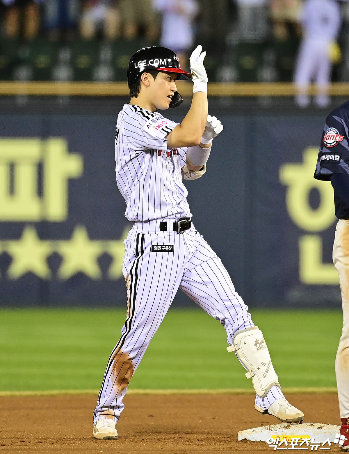 지난 20일 오후 서울 송파구 잠실야구장에서 열린 '2025 신한 SOL Bank KBO리그' 롯데 자이언츠와 LG 트윈스의 경기, 6회말 2사 2루 LG 구본혁이 동점 1타점 적시타를 때려낸 뒤 롯데의 수비를 틈타 2루까지 진루, 세리머니를 하고 있다. 엑스포츠뉴스 잠실, 박지영 기자