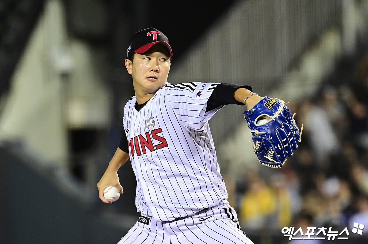 지난 20일 오후 서울 송파구 잠실야구장에서 열린 '2025 신한 SOL Bank KBO리그' 롯데 자이언츠와 LG 트윈스의 경기, 8회초 2사 2루 LG 유영찬이 역투하고 있다. 엑스포츠뉴스 잠실, 박지영 기자