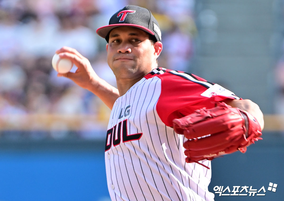지난 6월 29일 오후 서울 송파구 잠실야구장에서 열린 '2025 신한 SOL Bank KBO리그' KIA 타이거즈와 LG 트윈스의 경기, 1회초 LG 선발투수 치리노스가 공을 힘차게 던지고 있다. 엑스포츠뉴스 DB
