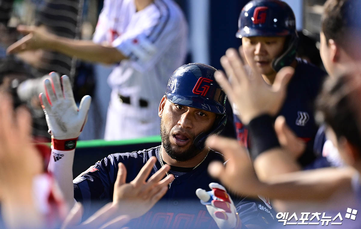 20일 오후 서울 송파구 잠실야구장에서 열린 '2025 신한 SOL Bank KBO리그' 롯데 자이언츠와 LG 트윈스의 경기, 3회초 1사 1,2루 롯데 레이예스가 LG 선발투수 손주영 상대로 역전 스리런 홈런을 때려낸 뒤 더그아웃에서 동료들과 기쁨을 나누고 있다. 엑스포츠뉴스 잠실, 박지영 기자