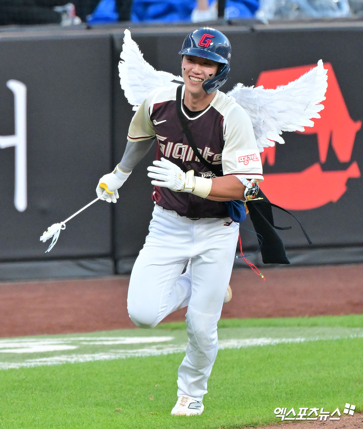 롯데는 21일 서울 잠실야구장에서 2025 신한 SOL Bank KBO리그 LG 트윈스와 원정경기를 앞두고 전민재를 1군 엔트리에서 말소, 정훈을 콜업했다. 전민재는 앞선 20일 LG와 1차전에 앞서 수비 훈련 중 좌측 옆구리 통증을 호소하고 인근 병원으로 이동했다. 당시 롯데는 선발 라인업에 전민재의 이름을 올렸으나 급히 이호준으로 선발 유격수를 변경했다. 롯데 구단 관계자에 따르면 전민재는 21일 재검진에서 좌측 내복사근 미세 손상 진단을 받았다. 약 2~3주 정도의 회복 기간이 필요할 전망이다. 엑스포츠뉴스DB