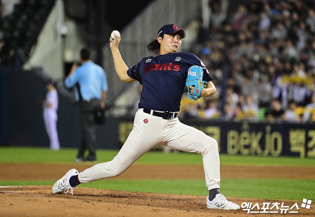 20일 오후 서울 송파구 잠실야구장에서 열린 '2025 신한 SOL Bank KBO리그' 롯데 자이언츠와 LG 트윈스의 경기, 6회말 2사 1루 롯데 정철원이 역투하고 있다. 엑스포츠뉴스 잠실, 박지영 기자