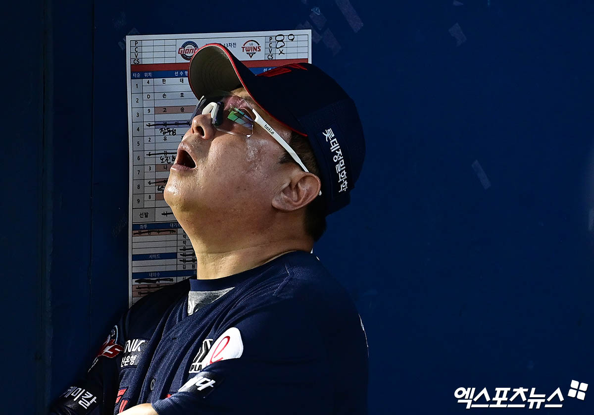 20일 오후 서울 송파구 잠실야구장에서 열린 '2025 신한 SOL Bank KBO리그' 롯데 자이언츠와 LG 트윈스의 경기, LG가 5:3의 스코어로 승리하며 파죽의 3연승을 질주, 롯데를 10연패에 빠뜨렸다.   롯데 김태형 감독이 더그아웃에서 경기를 지켜보고 있다. 엑스포츠뉴스 잠실, 박지영 기자