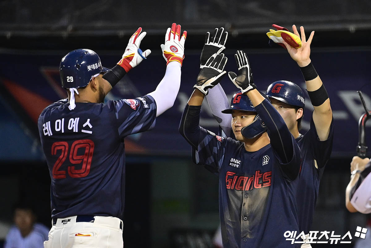 20일 오후 서울 송파구 잠실야구장에서 열린 '2025 신한 SOL Bank KBO리그' 롯데 자이언츠와 LG 트윈스의 경기, 3회초 1사 1,2루 롯데 레이예스가 LG 선발투수 손주영 상대로 역전 스리런 홈런을 때려낸 뒤 홈에서 손호영, 고승민과 하이파이브를 나누고 있다. 엑스포츠뉴스 잠실, 박지영 기자