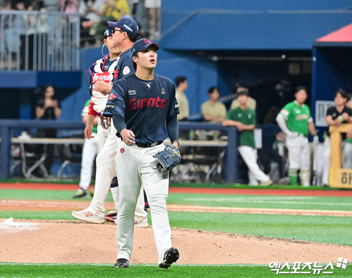 1일 오후 서울 구로구 고척스카이돔에서 열린 '2025 신한 SOL Bank KBO리그' 롯데 자이언츠와 키움 히어로즈의 경기, 7회말 무사 1,2루 롯데 이민석이 마운드를 내려가고 있다. 엑스포츠뉴스 DB