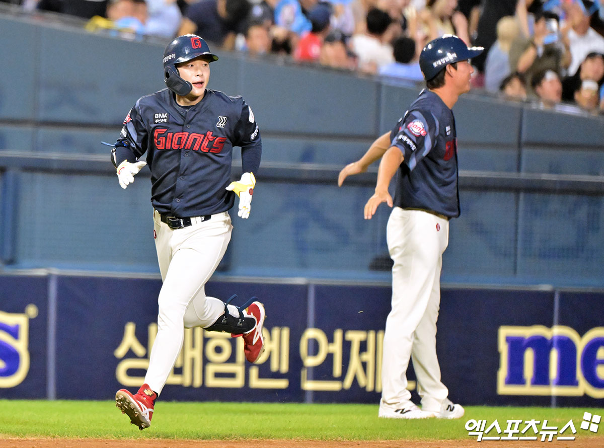 21일 오후 서울 송파구 잠실야구장에서 열린 '2025 신한 SOL Bank KBO리그' 롯데 자이언츠와 LG 트윈스의 경기, 4회초 롯데 이호준이 솔로 홈런을 날린 후 그라운드를 돌고 있다. 엑스포츠뉴스 잠실, 김한준 기자