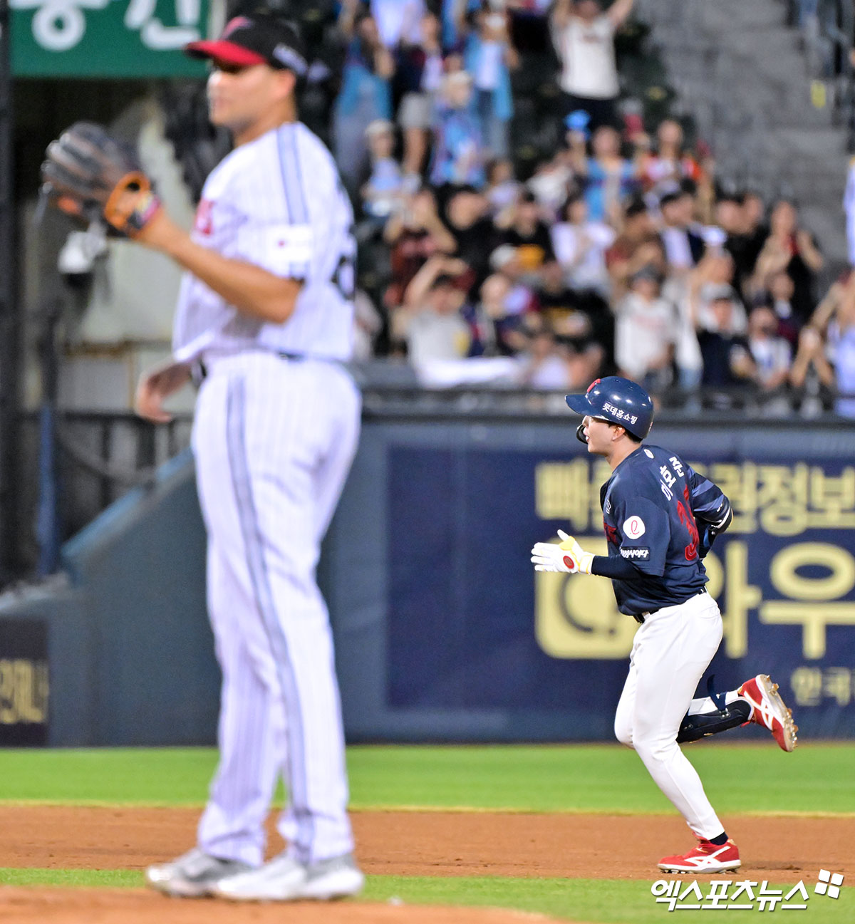 21일 오후 서울 송파구 잠실야구장에서 열린 '2025 신한 SOL Bank KBO리그' 롯데 자이언츠와 LG 트윈스의 경기, 4회초 롯데 이호준이 솔로 홈런을 날린 후 그라운드를 돌고 있다. 엑스포츠뉴스 잠실, 김한준 기자