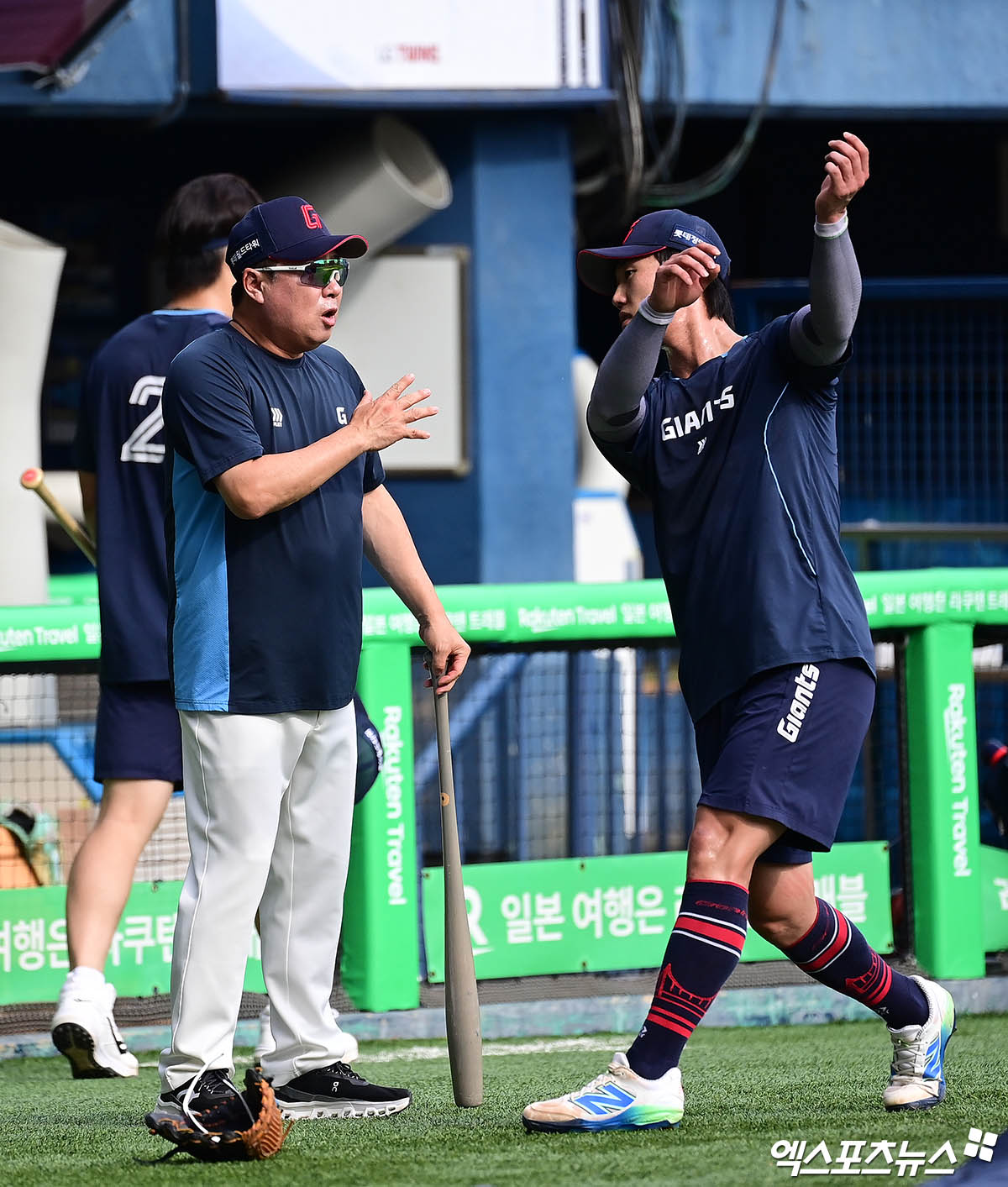 20일 오후 서울 송파구 잠실야구장에서 열리는 '2025 신한 SOL Bank KBO리그' 롯데 자이언츠와 LG 트윈스의 경기에 앞서 롯데 김태형 감독이 전민재에게 타격 코칭을 하고 있다. 엑스포츠뉴스 DB