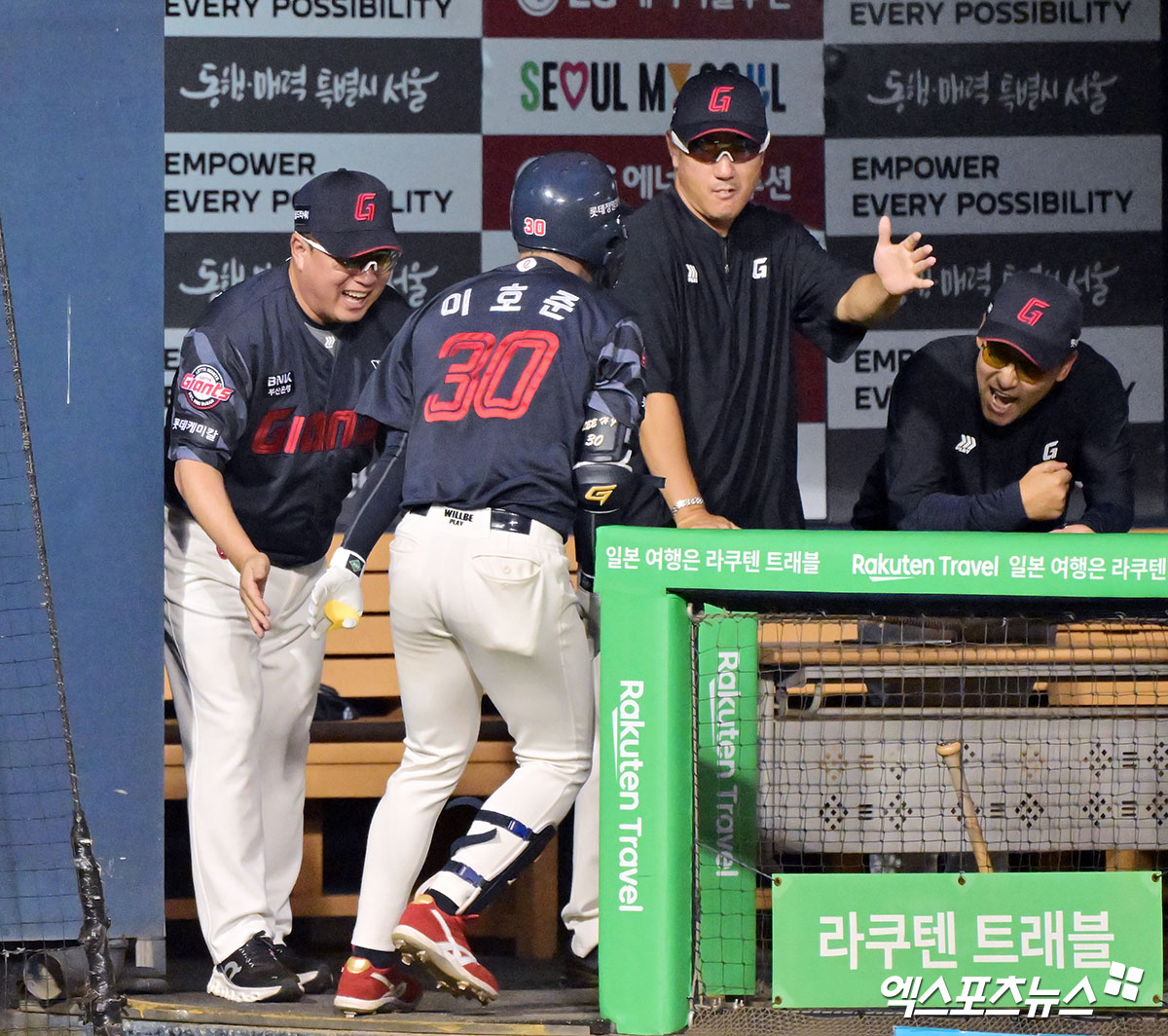 21일 오후 서울 송파구 잠실야구장에서 열린 '2025 신한 SOL Bank KBO리그' 롯데 자이언츠와 LG 트윈스의 경기, 4회초 롯데 이호준이 솔로 홈런을 날린 후 김태형 감독의 축하를 받고 있다. 엑스포츠뉴스 잠실, 김한준 기자