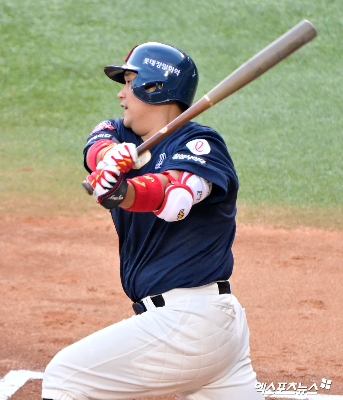 21일 오후 서울 송파구 잠실야구장에서 열린 '2025 신한 SOL Bank KBO리그' 롯데 자이언츠와 LG 트윈스의 경기, 1회초 1사 1,2루 롯데 유강남이 1타점 적시타를 날리고 있다. 엑스포츠뉴스 잠실, 김한준 기자