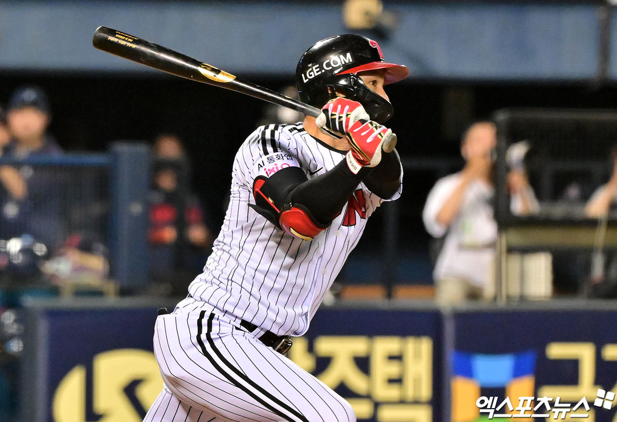 21일 오후 서울 송파구 잠실야구장에서 열린 '2025 신한 SOL Bank KBO리그' 롯데 자이언츠와 LG 트윈스의 경기, 6회말 무사 만루 LG 오지환이 1타점 적시타를 날리고 있다. 엑스포츠뉴스 잠실, 김한준 기자