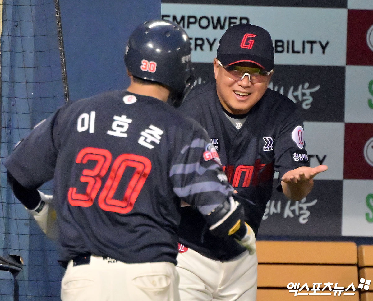 21일 오후 서울 송파구 잠실야구장에서 열린 '2025 신한 SOL Bank KBO리그' 롯데 자이언츠와 LG 트윈스의 경기, 4회초 롯데 이호준이 솔로 홈런을 날린 후 김태형 감독의 축하를 받고 있다. 엑스포츠뉴스 잠실, 김한준 기자