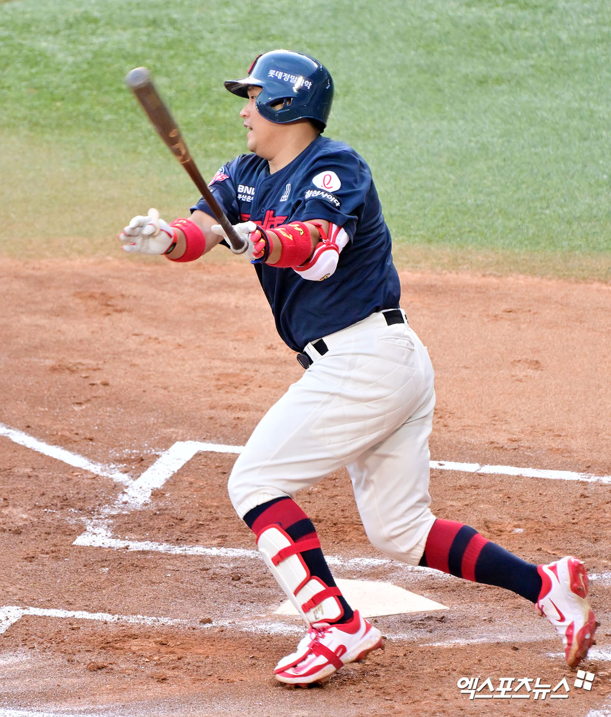 21일 오후 서울 송파구 잠실야구장에서 열린 '2025 신한 SOL Bank KBO리그' 롯데 자이언츠와 LG 트윈스의 경기, 1회초 1사 1,2루 롯데 유강남이 1타점 적시타를 날리고 있다. 엑스포츠뉴스 잠실, 김한준 기자