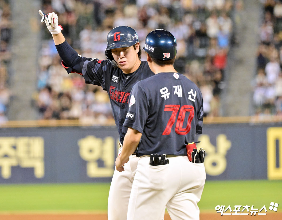 21일 오후 서울 송파구 잠실야구장에서 열린 '2025 신한 SOL Bank KBO리그' 롯데 자이언츠와 LG 트윈스의 경기, 5회초 2사 3루 롯데 나승엽이 1타점 적시타를 날리고 있다. 엑스포츠뉴스 잠실, 김한준 기자