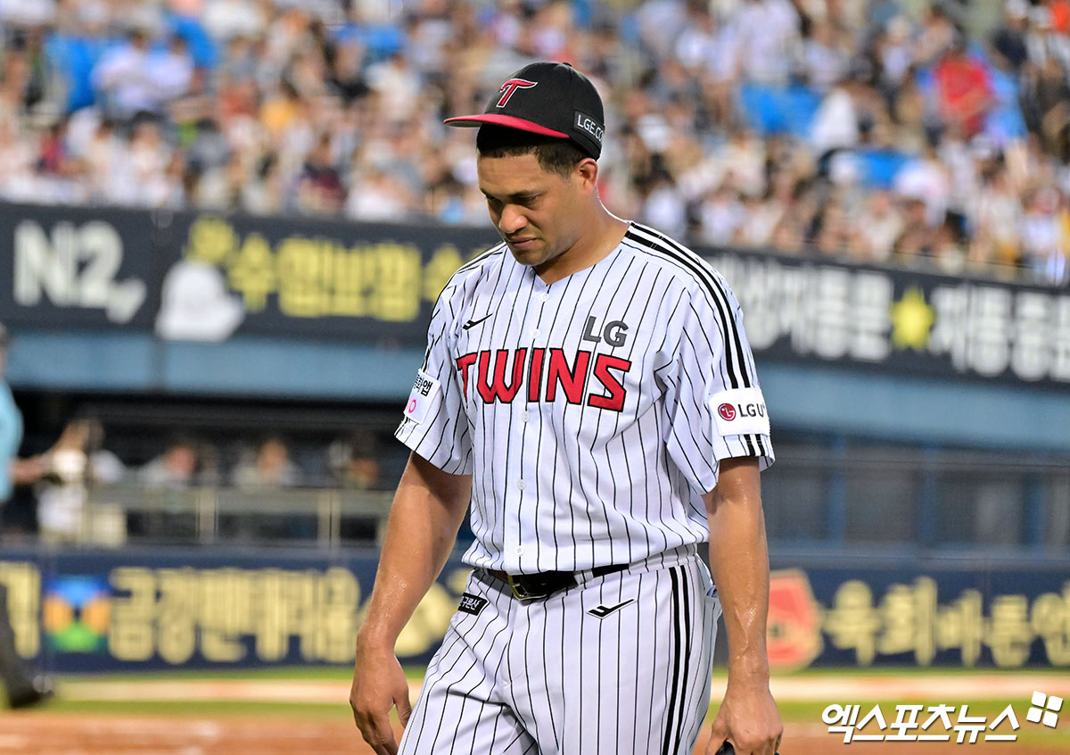 21일 오후 서울 송파구 잠실야구장에서 열린 '2025 신한 SOL Bank KBO리그' 롯데 자이언츠와 LG 트윈스의 경기, 3회초 수비를 마친 LG 치리노스가 더그아웃으로 향하고 있다. 엑스포츠뉴스 잠실, 김한준 기자