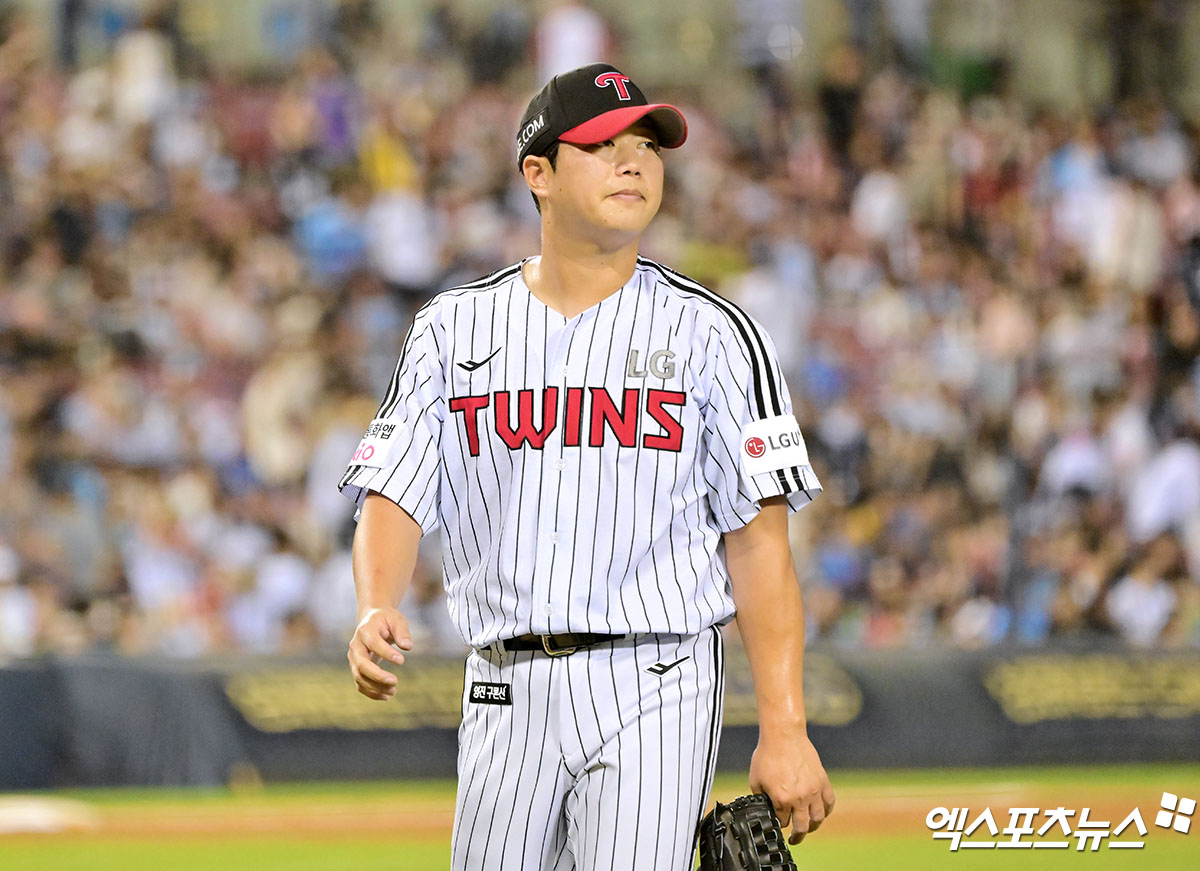 21일 오후 서울 송파구 잠실야구장에서 열린 '2025 신한 SOL Bank KBO리그' 롯데 자이언츠와 LG 트윈스의 경기, 10회초 수비를 마친 LG 함덕주가 더그아웃으로 향하고 있다. 엑스포츠뉴스 잠실, 김한준 기자
