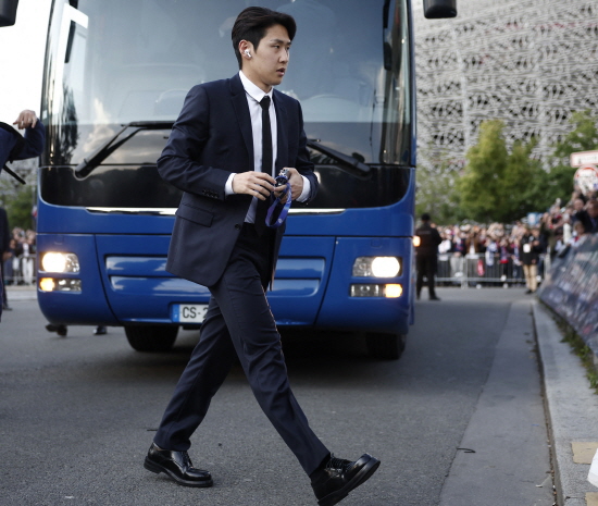 프랑스 최고 명문으로, 지난 시즌 유럽축구연맹(UEFA) 쳄피언스리그 우승팀인 소속팀 파리 생제르맹(PSG)에서 주전 경쟁에서 밀려난 이강인이 올 초부터 휩써인 이적설에서 벗어나 사실상 강제 잔류한다. 프랑스 최고 유력지 '레퀴프'의 로익 탄지 기자는 22일 이강인이 PSG를 떠날 일이 없다고 밝혔다. PSG는 벤치 멤버 이강인에게 720억이라는 막대한 이적료를 책정했다. 연합뉴스