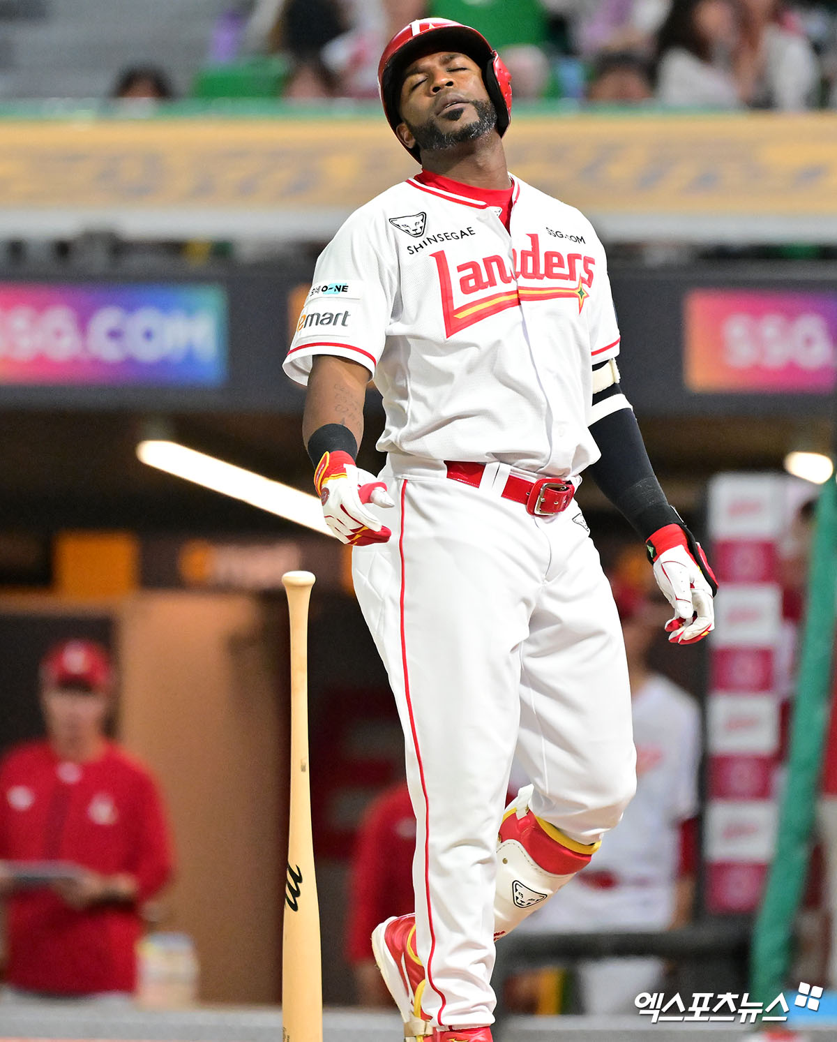 6일 오후 인천SSG랜더스필드에서 열린 '2025 신한 SOL Bank KBO리그' 삼성 라이온즈와 SSG 랜더스의 경기, 7회말 1사 2루 SSG 에레디아가 사구에 맞고 있다. 엑스포츠뉴스 DB