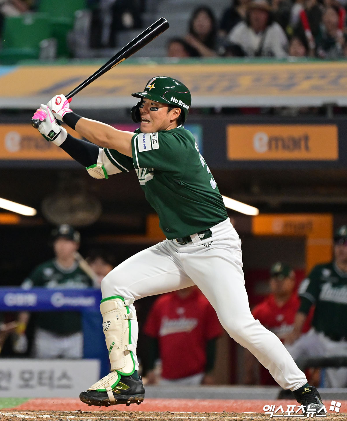 21일 오후 인천SSG랜더스필드에서 열린 '2025 신한 SOL Bank KBO리그' KIA 타이거즈와 SSG 랜더스의 경기, 9회말 1사 1,2루 SSG 한유섬이 동점 적시타를 날리고 있다. 엑스포츠뉴스 DB