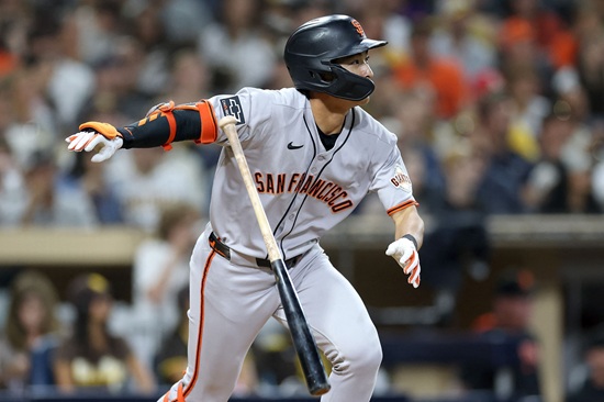 미국 메이저리그 샌프란시스코 자이언츠의 이정후가 22일(한국시간) 미국 캘리포니아주 샌디에이고의 펫코파크에서 열린 2025 메이저리그(MLB) 정규시즌 샌디에이고 파드리스와 원정 경기에 1번타자 겸 중견수로 선발출전, 10경기 연속 안타 생산에 성공했다. 사진 연합뉴스