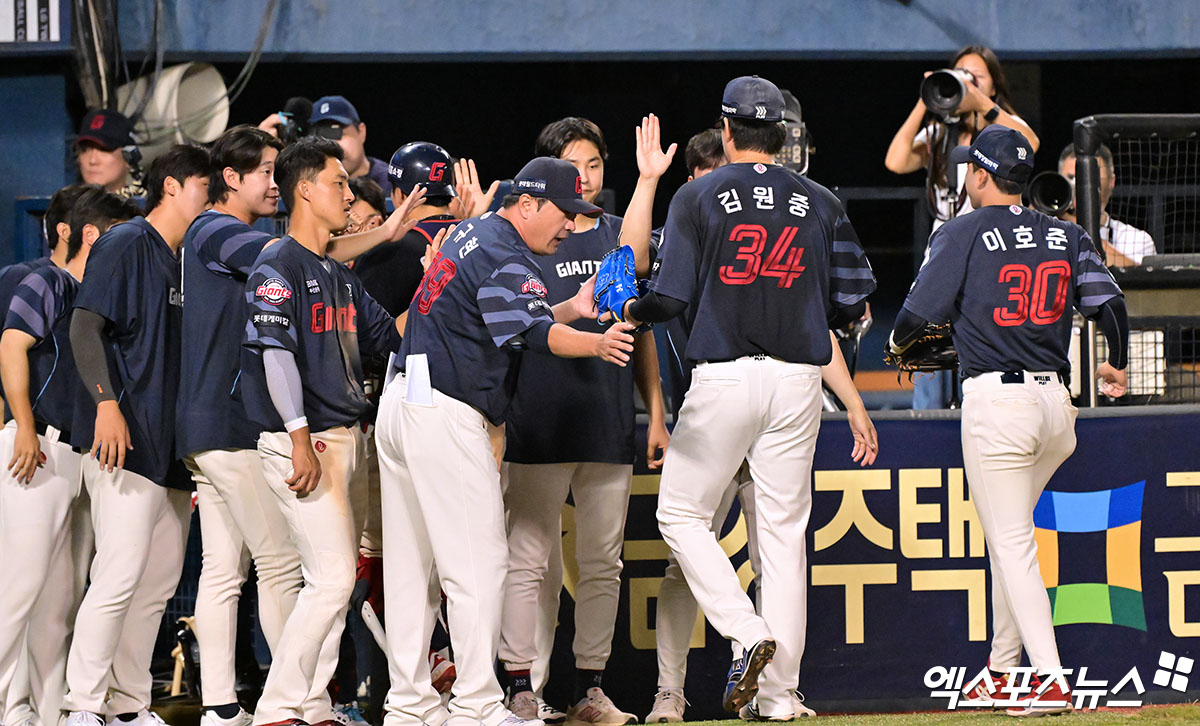 21일 오후 서울 송파구 잠실야구장에서 열린 '2025 신한 SOL Bank KBO리그' 롯데 자이언츠와 LG 트윈스의 경기, 10회말 수비를 마친 롯데 김원중이 더그아웃으로 향하고 있다. 엑스포츠뉴스 잠실, 김한준 기자
