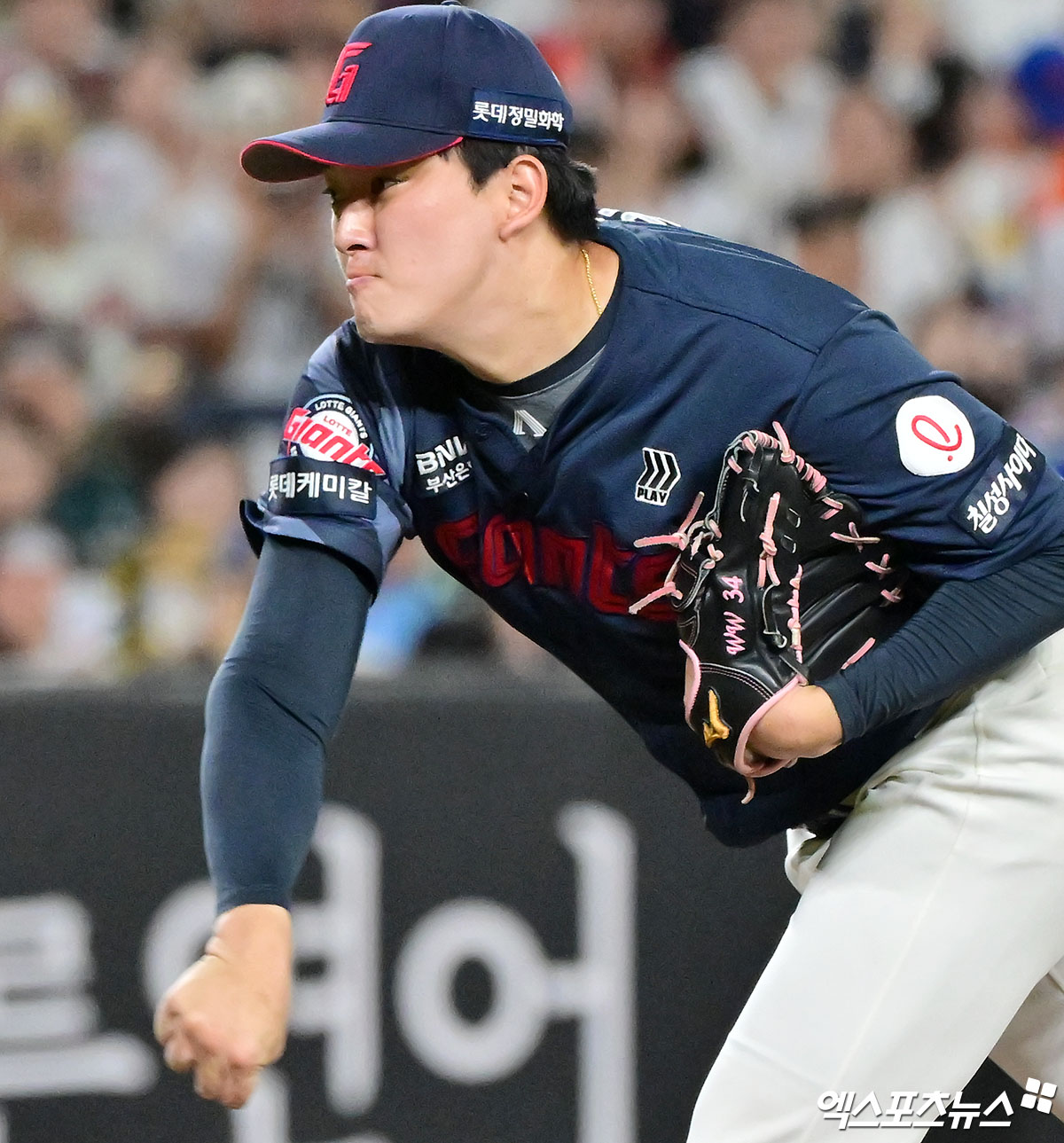 14일 오후 대전 한화생명 볼파크에서 열린 '2025 신한 SOL Bank KBO리그' 롯데 자이언츠와 한화 이글스의 경기, 9회말 롯데 김원중이 공을 힘차게 던지고 있다. 엑스포츠뉴스 DB