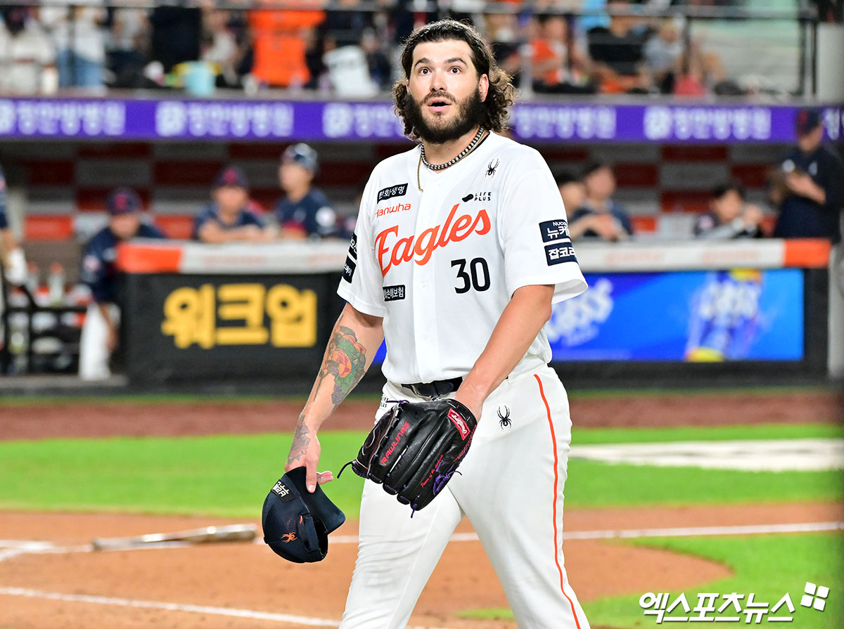 12일 오후 대전 한화생명 볼파크에서 열린 '2025 신한 SOL Bank KBO리그' 롯데 자이언츠와 한화 이글스의 경기, 7회초 수비를 마친 한화 폰세가 더그아웃으로 향하고 있다. 엑스포츠뉴스 DB