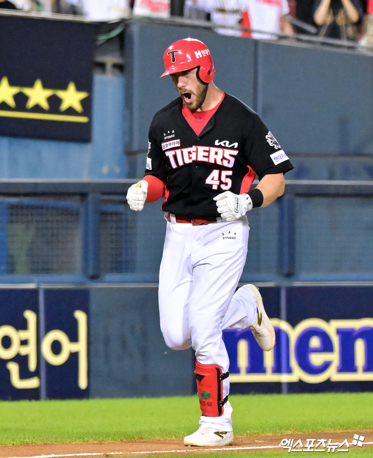 16일 오후 서울 송파구 잠실야구장에서 열린 '2025 신한 SOL Bank KBO리그' KIA 타이거즈와 두산 베어스의 경기, 9회초 1사 KIA 위즈덤이 솔로 홈런을 날린 후 기뻐하고 있다. 엑스포츠뉴스 DB