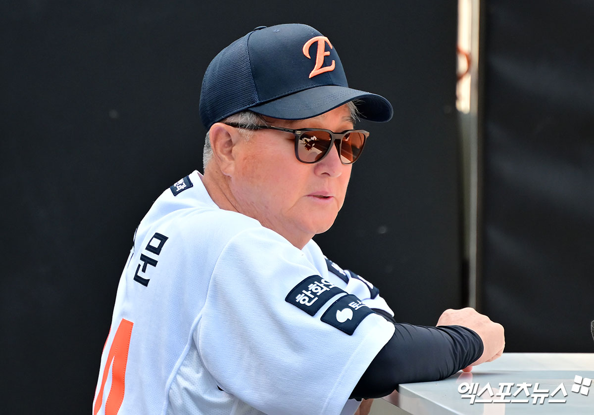 22일 오후 대전 한화생명 볼파크에서 열리는 '2025 신한 SOL Bank KBO리그' SSG 랜더스와 한화 이글스의 경기, 한화 김경문 감독이 선수들의 수비 훈련을 지켜보고 있다. 엑스포츠뉴스 대전, 김한준 기자