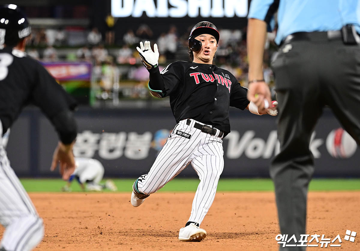 12일 오후 수원케이티위즈파크에서 열린 '2025 신한 SOL Bank KBO리그' LG 트윈스와 KT 위즈의 경기, 5회초 1사 1루 LG 신민재가 1타점 적시 3루타를 때려낸 뒤 3루까지 진루하고 있다. 엑스포츠뉴스 DB