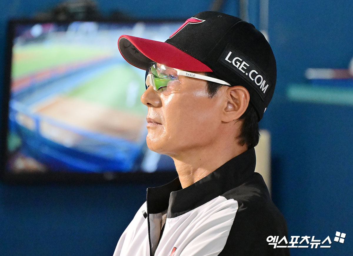 25일 오후 서울 송파구 잠실야구장에서 열린 '2025 신한 SOL Bank KBO리그' LG 트윈스와 두산 베어스의 경기, 9회말 LG 염경엽 감독이 경기를 지켜보고 있다. 엑스포츠뉴스 DB