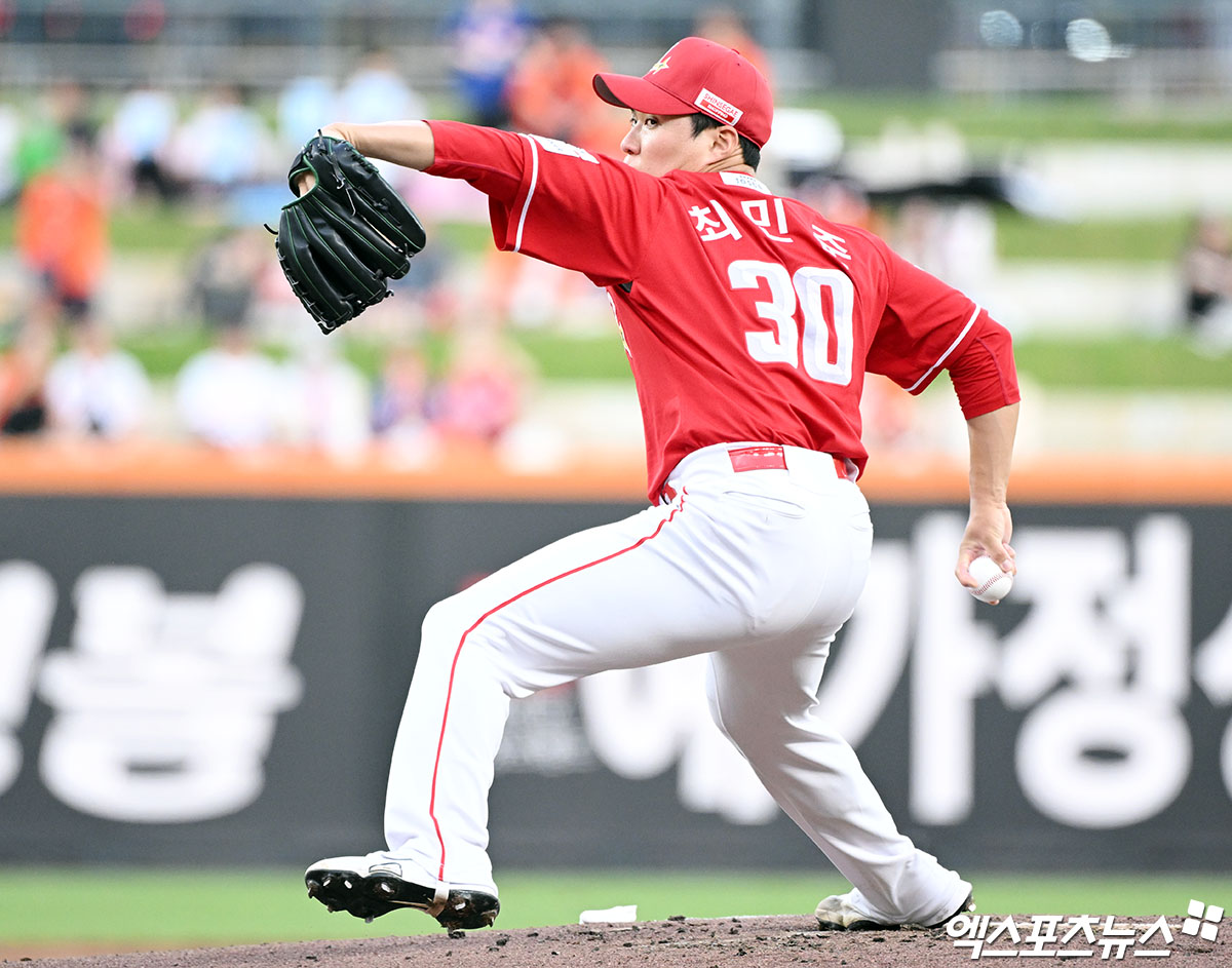 22일 오후 대전 한화생명 볼파크에서 열린 '2025 신한 SOL Bank KBO리그' SSG 랜더스와 한화 이글스의 경기, 1회말 SSG 선발투수 최민준이 공을 힘차게 던지고 있다. 엑스포츠뉴스 대전, 김한준 기자