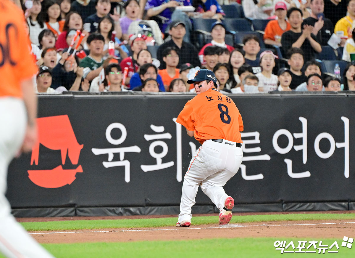 22일 오후 대전 한화생명 볼파크에서 열린 '2025 신한 SOL Bank KBO리그' SSG 랜더스와 한화 이글스의 경기, 5회초 2사 1루 한화 노시환이 SSG 이지영의 타구를 잡아 1루로 송구하고 있다. 엑스포츠뉴스 대전, 김한준 기자