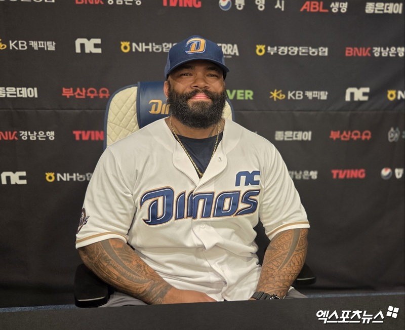 2014~2016년 KBO리그 NC 다이노스에서 뛰었던 에릭 테임즈가 22일 창원NC파크에서 열린 NC와 롯데 자이언츠의 2025 신한 SOL Bank KBO리그  팀 간 12차전에서 시타자로 나섰다. 사진 엑스포츠뉴스