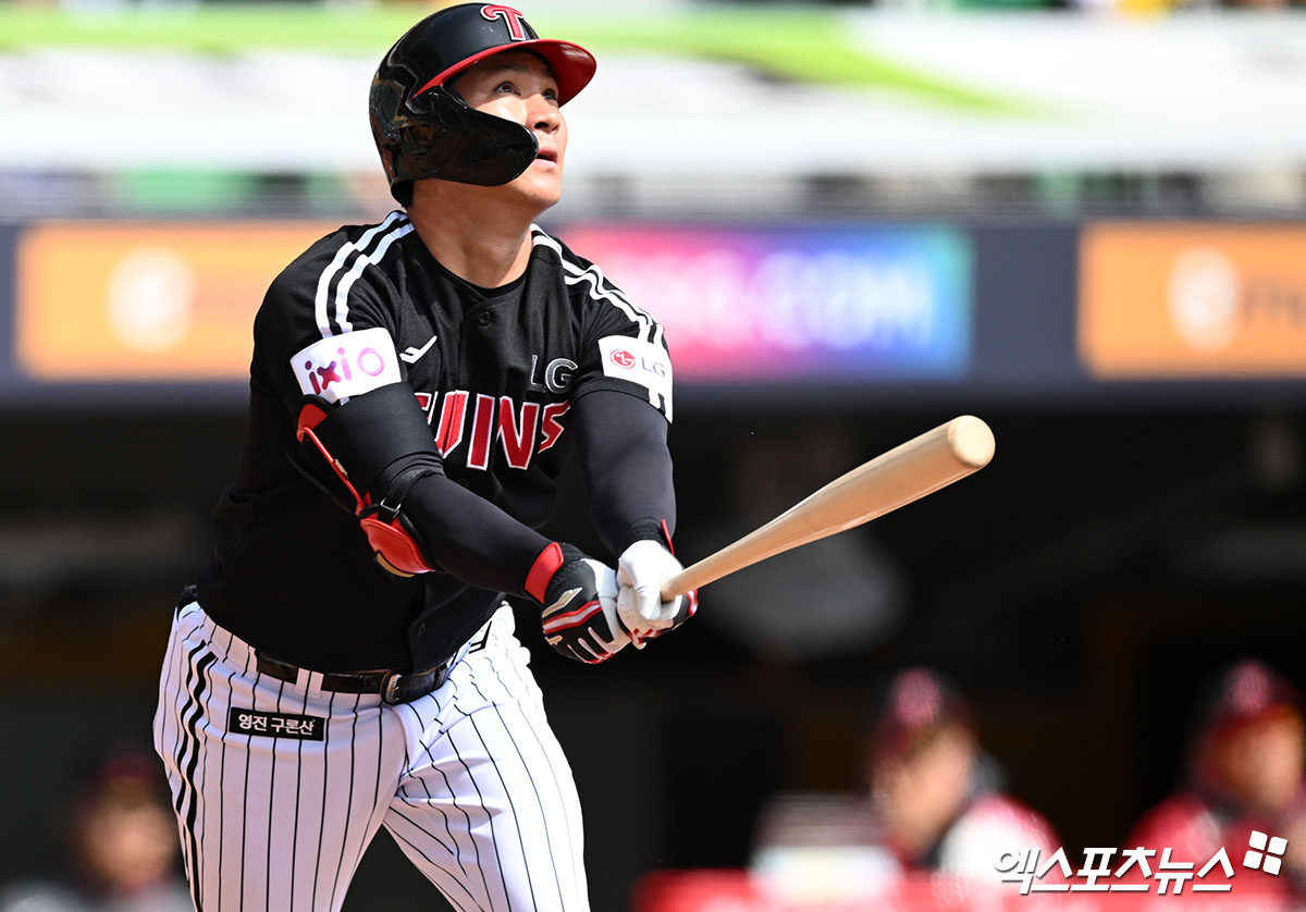 15일 오후 인천SSG랜더스필드에서 열린 '2025 신한 SOL Bank KBO리그' LG 트윈스와 SSG 랜더스의 시범경기, 2회초 1사 LG 오지환이 솔로 홈런을 날리고 있다. 엑스포츠뉴스 DB