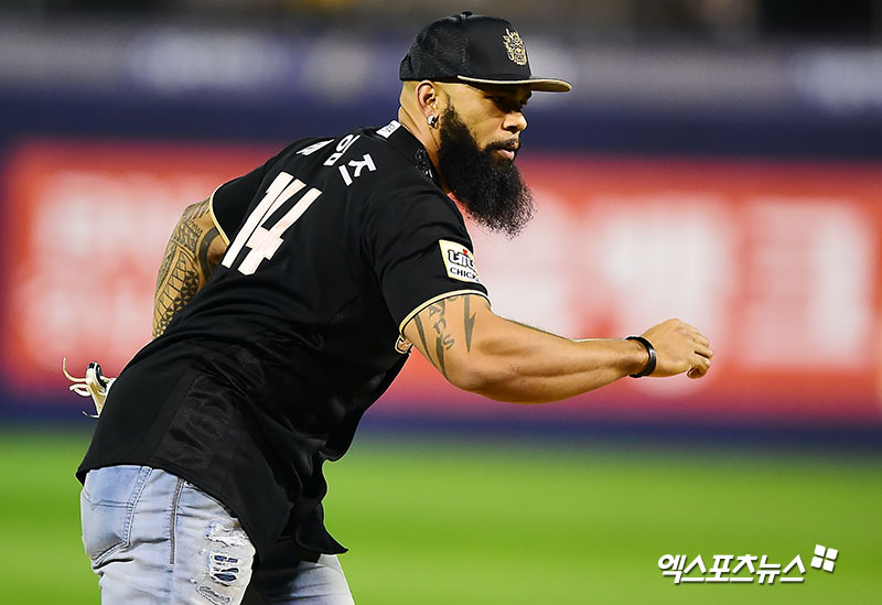 지난 2017년 플레이오프 3차전 시구자로 나섰던 에릭 테임즈. 사진 엑스포츠뉴스 DB