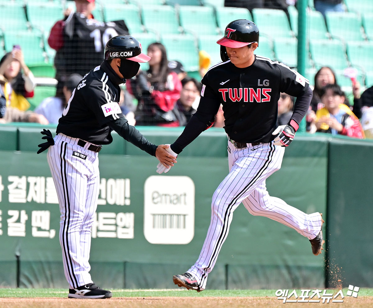 15일 오후 인천SSG랜더스필드에서 열린 '2025 신한 SOL Bank KBO리그' LG 트윈스와 SSG 랜더스의 시범경기, 2회초 1사 LG 오지환이 솔로 홈런을 날린 후 그라운드를 돌고 있다. 엑스포츠뉴스 DB