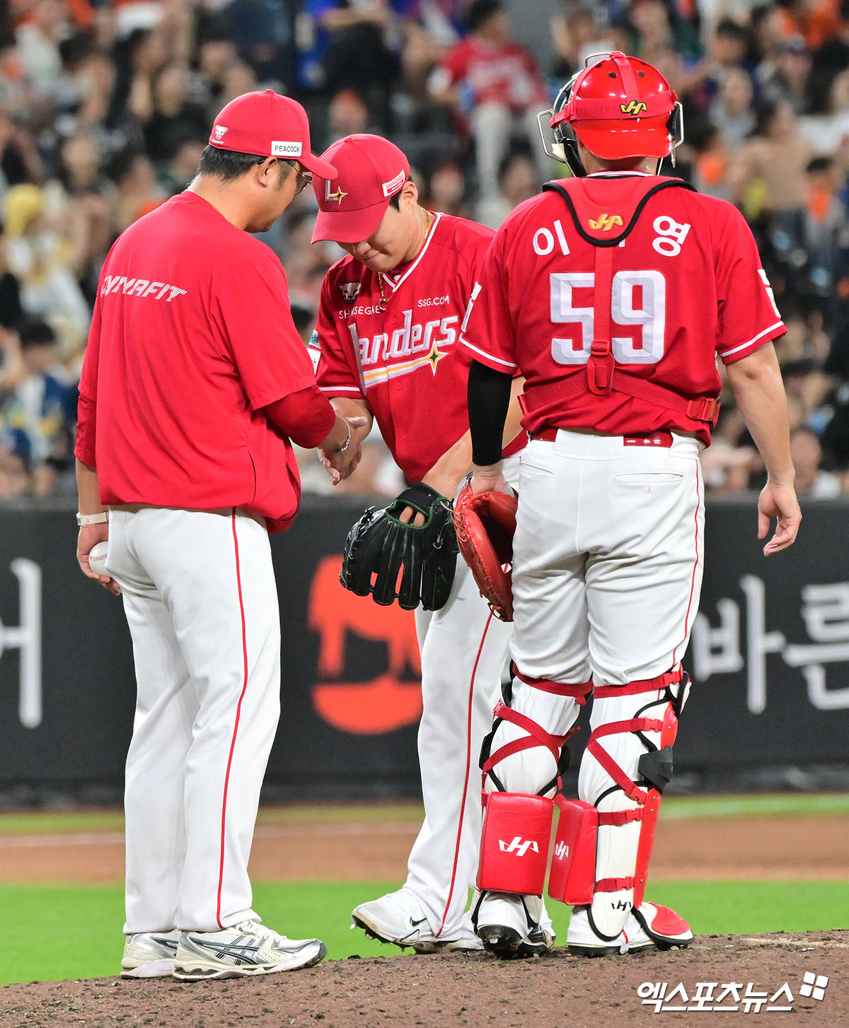 22일 오후 대전 한화생명 볼파크에서 열린 '2025 신한 SOL Bank KBO리그' SSG 랜더스와 한화 이글스의 경기, 6회말 2사 1,3루 SSG 최민준이 마운드를 내려가고 있다. 엑스포츠뉴스 대전, 김한준 기자