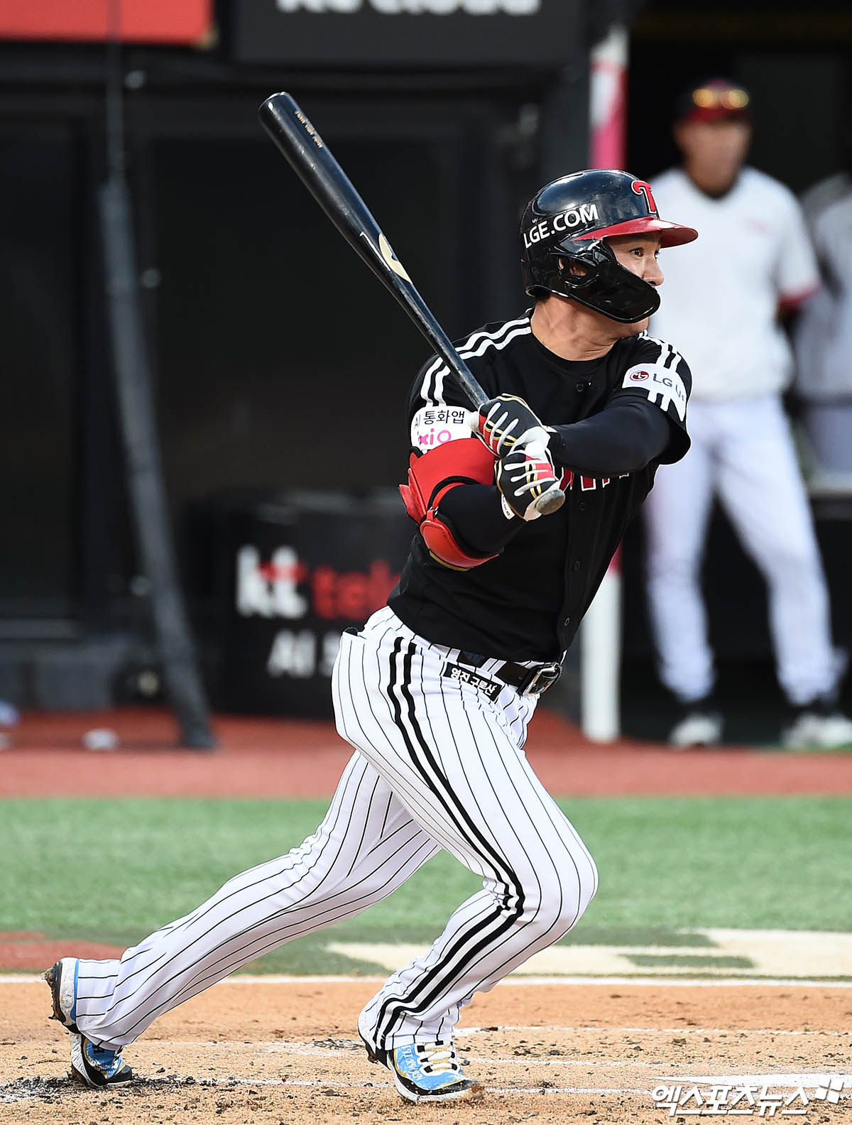 12일 오후 수원케이티위즈파크에서 열린 '2025 신한 SOL Bank KBO리그' LG 트윈스와 KT 위즈의 경기, 2회초 2사 LG 오지환이 타격하고 있다. 결과는 내야 땅볼 아웃. 엑스포츠뉴스 DB